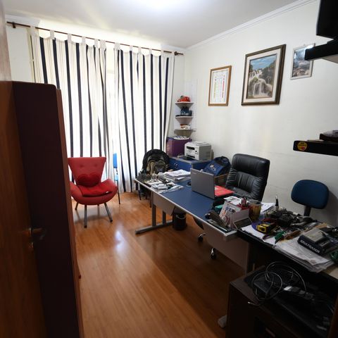 Casa à venda com 230m², 4 quartos e 5 vagasEscritório