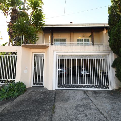 Casa à venda com 230m², 4 quartos e 5 vagasFachada