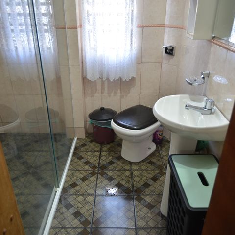 Casa para alugar com 243m², 6 quartos e 4 vagasBanheiro do Quarto 5