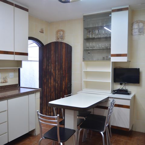 Casa para alugar com 243m², 6 quartos e 4 vagasCozinha