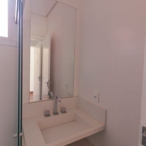 Casa à venda com 1000m², 6 quartos e NaN vagas Casa à venda com 1000m², 6 quartos e NaN vagasBanheiro da Suíte 4
