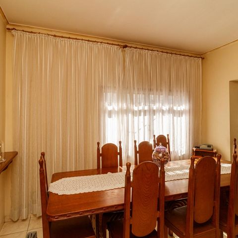 Casa à venda com 350m², 4 quartos e 2 vagas Casa à venda com 350m², 4 quartos e 2 vagasSala