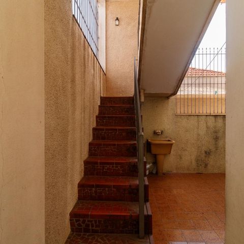 Casa à venda com 350m², 4 quartos e 2 vagas Casa à venda com 350m², 4 quartos e 2 vagasEscada
