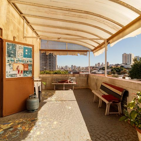 Casa à venda com 350m², 4 quartos e 2 vagas Casa à venda com 350m², 4 quartos e 2 vagasvaranda