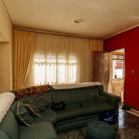 Casa à venda com 350m², 4 quartos e 2 vagas Casa à venda com 350m², 4 quartos e 2 vagasSala