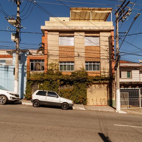 Casa à venda com 350m², 4 quartos e 2 vagas Casa à venda com 350m², 4 quartos e 2 vagasFachada