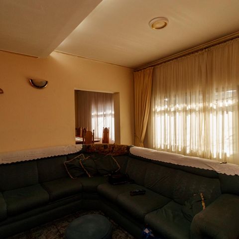 Casa à venda com 350m², 4 quartos e 2 vagas Casa à venda com 350m², 4 quartos e 2 vagasSala
