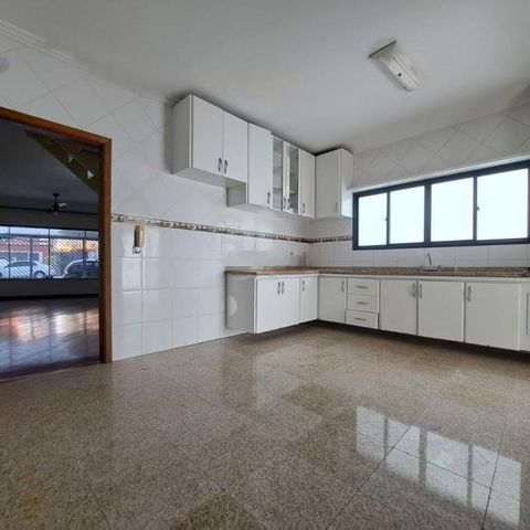 Casa à venda com 184m², 3 quartos e 2 vagas