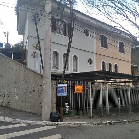 Casa à venda com 116m², 2 quartos e 4 vagas Casa à venda com 116m², 2 quartos e 4 vagasFachada