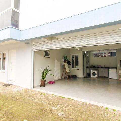 Casa de condomínio à venda com 131m², 3 quartos e 2 vagas Casa de condomínio à venda com 131m², 3 quartos e 2 vagasFachada