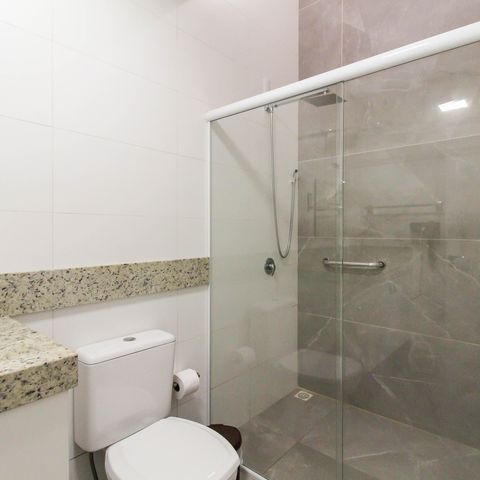 Casa de condomínio à venda com 131m², 3 quartos e 2 vagas Casa de condomínio à venda com 131m², 3 quartos e 2 vagasBanheiro da Suíte