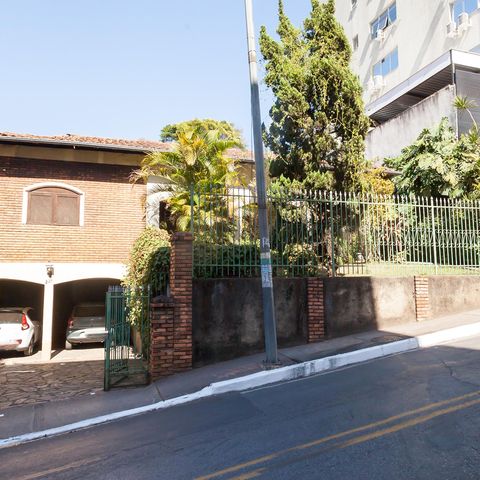 Casa à venda com 200m², 4 quartos e 2 vagas Casa à venda com 200m², 4 quartos e 2 vagasFachada