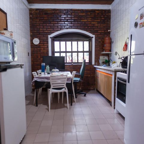 Casa à venda com 200m², 4 quartos e 2 vagas Casa à venda com 200m², 4 quartos e 2 vagasCozinha