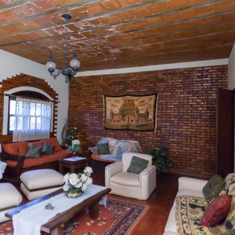 Casa à venda com 200m², 4 quartos e 2 vagas Casa à venda com 200m², 4 quartos e 2 vagasSala