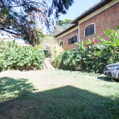 Casa à venda com 200m², 4 quartos e 2 vagas Casa à venda com 200m², 4 quartos e 2 vagasQuintal