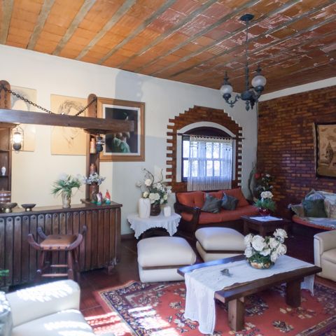 Casa à venda com 200m², 4 quartos e 2 vagas Casa à venda com 200m², 4 quartos e 2 vagasSala
