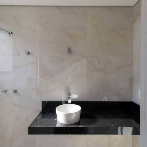 Casa de condomínio para alugar com 380m², 4 quartos e 4 vagasBanheiro da Suíte 2