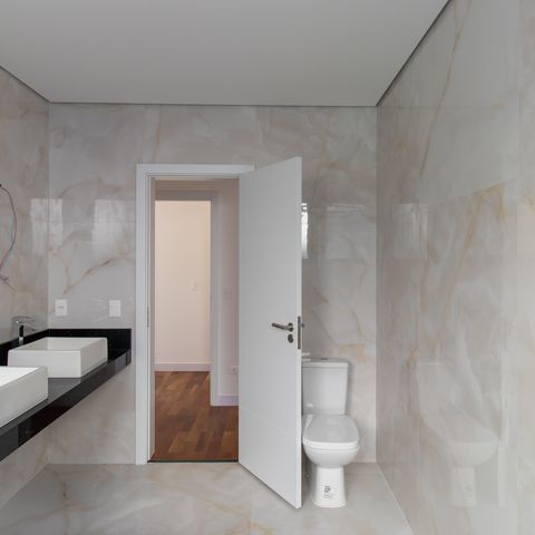 Casa de condomínio para alugar com 380m², 4 quartos e 4 vagasBanheiro da Suíte 4