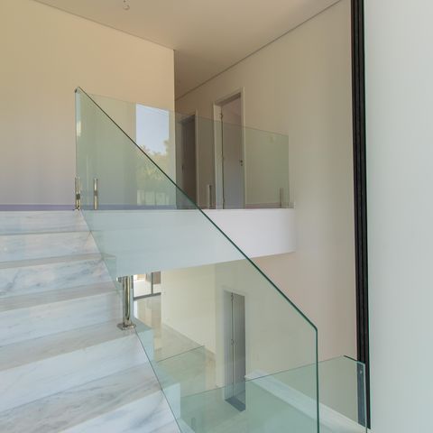 Casa de condomínio para alugar com 380m², 4 quartos e 4 vagasEscada entre andares