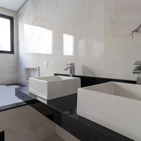 Casa de condomínio para alugar com 380m², 4 quartos e 4 vagasBanheiro da Suíte 4