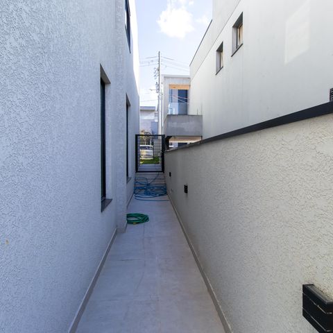 Casa de condomínio para alugar com 380m², 4 quartos e 4 vagasCorredor lateral