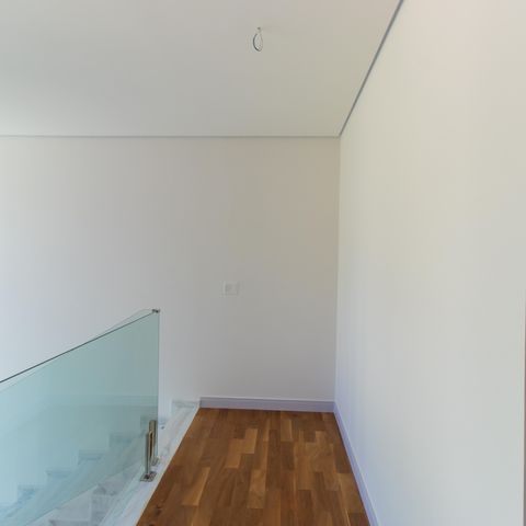 Casa de condomínio para alugar com 380m², 4 quartos e 4 vagasCorredor andar superior