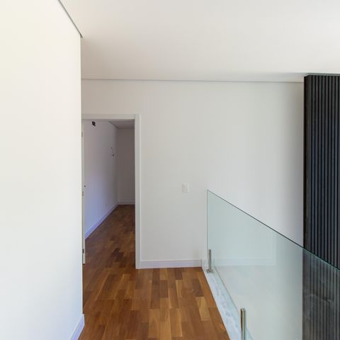 Casa de condomínio para alugar com 380m², 4 quartos e 4 vagasCorredor andar superior