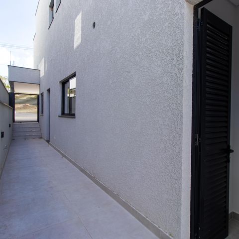 Casa de condomínio para alugar com 380m², 4 quartos e 4 vagasCorredor lateral