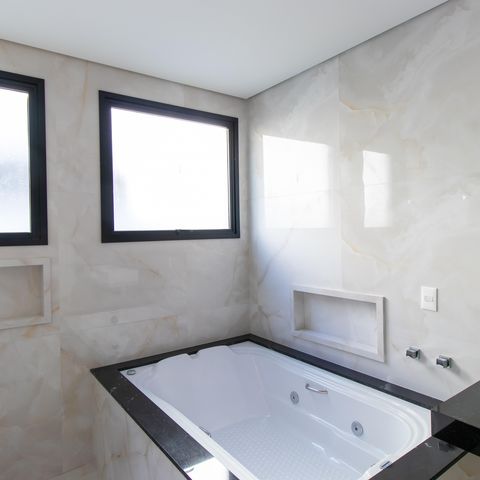 Casa de condomínio para alugar com 380m², 4 quartos e 4 vagasBanheiro da Suíte 4