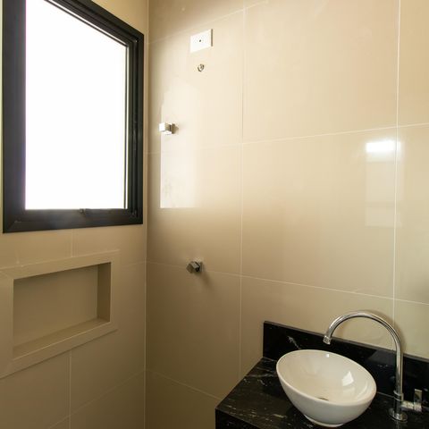 Casa de condomínio para alugar com 380m², 4 quartos e 4 vagasBanheiro de Serviço