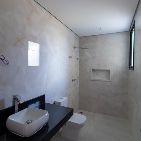 Casa de condomínio para alugar com 380m², 4 quartos e 4 vagasBanheiro da Suíte 1