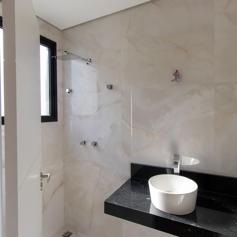 Casa de condomínio para alugar com 380m², 4 quartos e 4 vagasBanheiro da Suíte 2