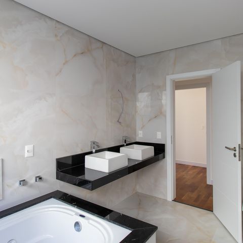 Casa de condomínio para alugar com 380m², 4 quartos e 4 vagasBanheiro da Suíte 4