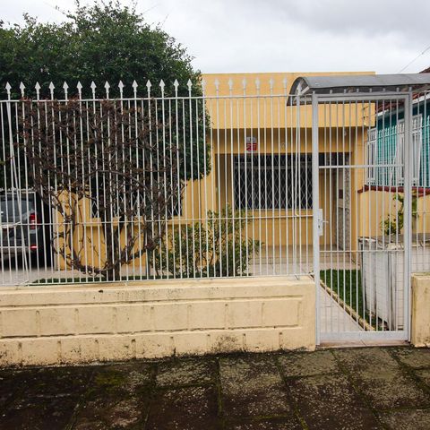Casa à venda com 130m², 3 quartos e 3 vagas Casa à venda com 130m², 3 quartos e 3 vagasFachada