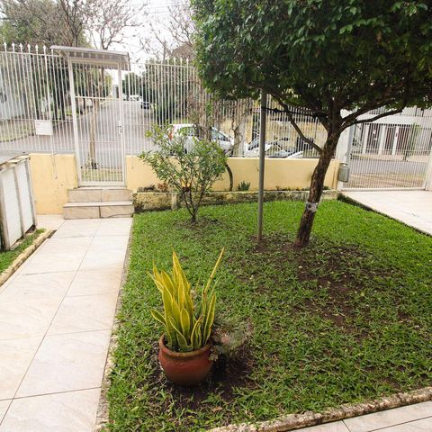 Casa à venda com 130m², 3 quartos e 3 vagas Casa à venda com 130m², 3 quartos e 3 vagasJardim