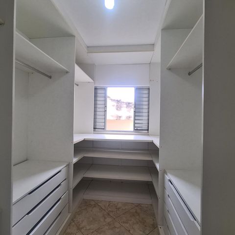 Casa à venda com 96m², 3 quartos e 2 vagasCloset