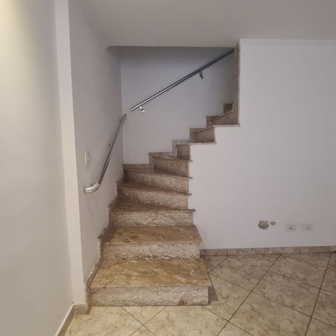 Casa à venda com 96m², 3 quartos e 2 vagasEscada