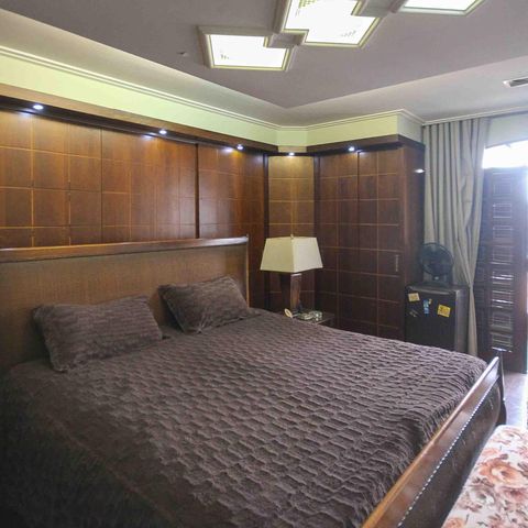 Casa à venda com 450m², 3 quartos e 3 vagasSuíte