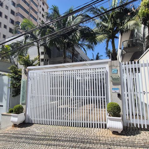 Casa de condomínio à venda com 470m², 3 quartos e 6 vagas Casa de condomínio à venda com 470m², 3 quartos e 6 vagasFachada