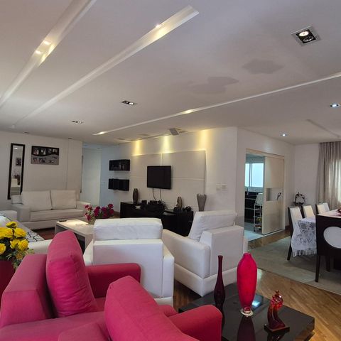 Casa de condomínio à venda com 470m², 3 quartos e 6 vagas Casa de condomínio à venda com 470m², 3 quartos e 6 vagasSala
