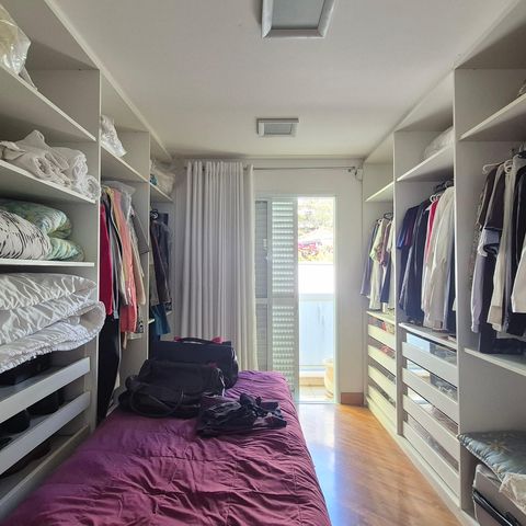 Casa de condomínio à venda com 470m², 3 quartos e 6 vagas Casa de condomínio à venda com 470m², 3 quartos e 6 vagasCloset do quarto
