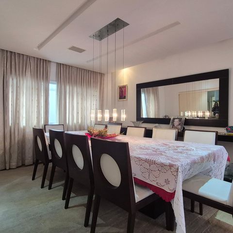 Casa de condomínio à venda com 470m², 3 quartos e 6 vagas Casa de condomínio à venda com 470m², 3 quartos e 6 vagasSala