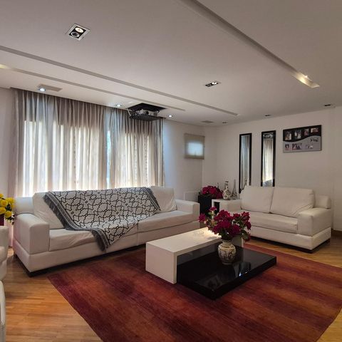 Casa de condomínio à venda com 470m², 3 quartos e 6 vagas Casa de condomínio à venda com 470m², 3 quartos e 6 vagasSala