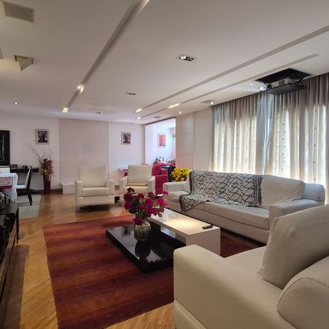 Casa de condomínio à venda com 470m², 3 quartos e 6 vagas Casa de condomínio à venda com 470m², 3 quartos e 6 vagasSala