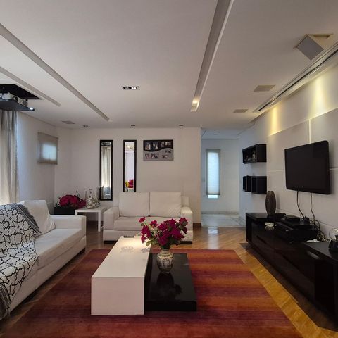 Casa de condomínio à venda com 470m², 3 quartos e 6 vagas Casa de condomínio à venda com 470m², 3 quartos e 6 vagasSala