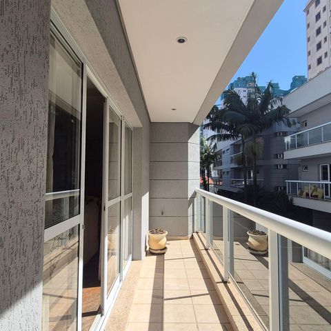 Casa de condomínio à venda com 470m², 3 quartos e 6 vagas Casa de condomínio à venda com 470m², 3 quartos e 6 vagasVaranda da Sala