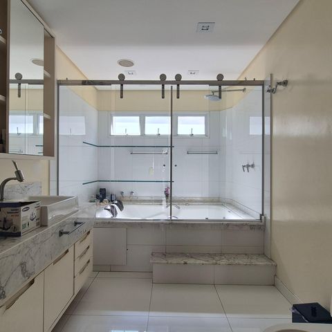 Casa de condomínio à venda com 470m², 3 quartos e 6 vagas Casa de condomínio à venda com 470m², 3 quartos e 6 vagasBanheiro do Quarto
