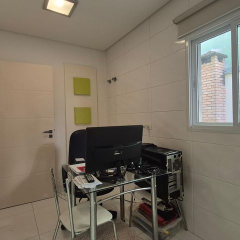 Casa de condomínio à venda com 470m², 3 quartos e 6 vagas Casa de condomínio à venda com 470m², 3 quartos e 6 vagasEscritório