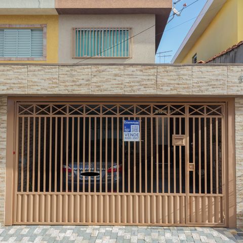 Casa à venda com 127m², 2 quartos e 2 vagas Casa à venda com 127m², 2 quartos e 2 vagasFachada