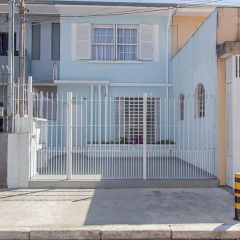 Casa à venda com 107m², 2 quartos e 1 vaga Casa à venda com 107m², 2 quartos e 1 vagaFachada
